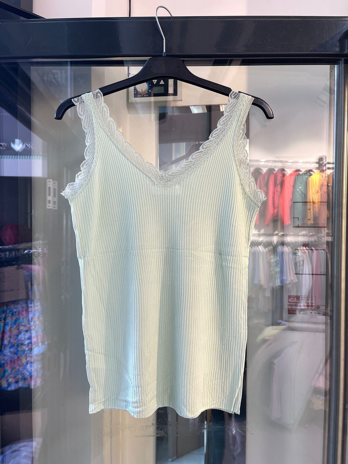 Débardeur ELEGANCE – Maille côtelée & dentelle délicate