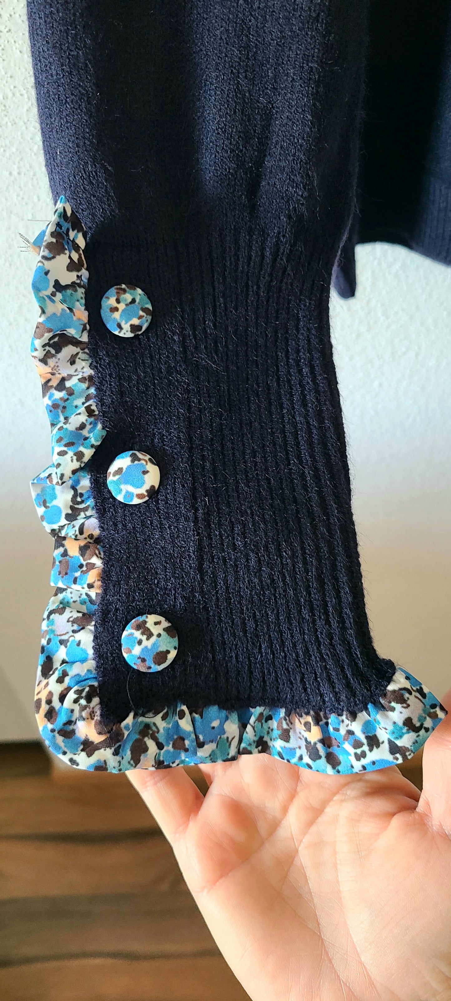 Pull CAMELIA - Détails Fleuris - Bleu Profond