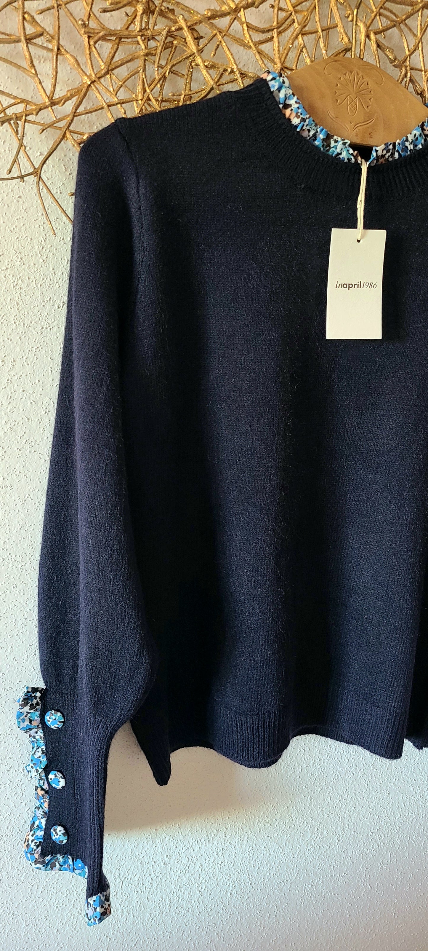 Pull CAMELIA - Détails Fleuris - Bleu Profond