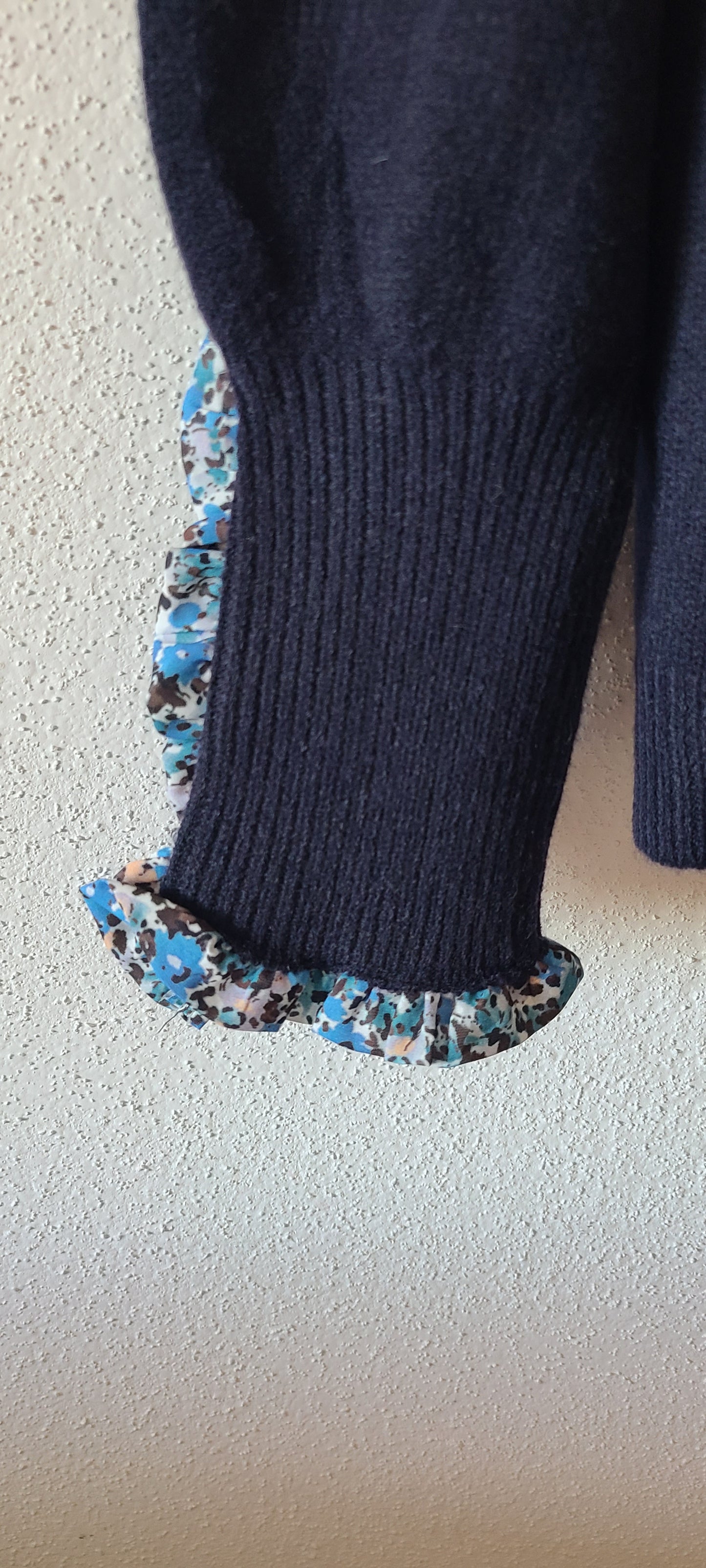 Pull CAMELIA - Détails Fleuris - Bleu Profond