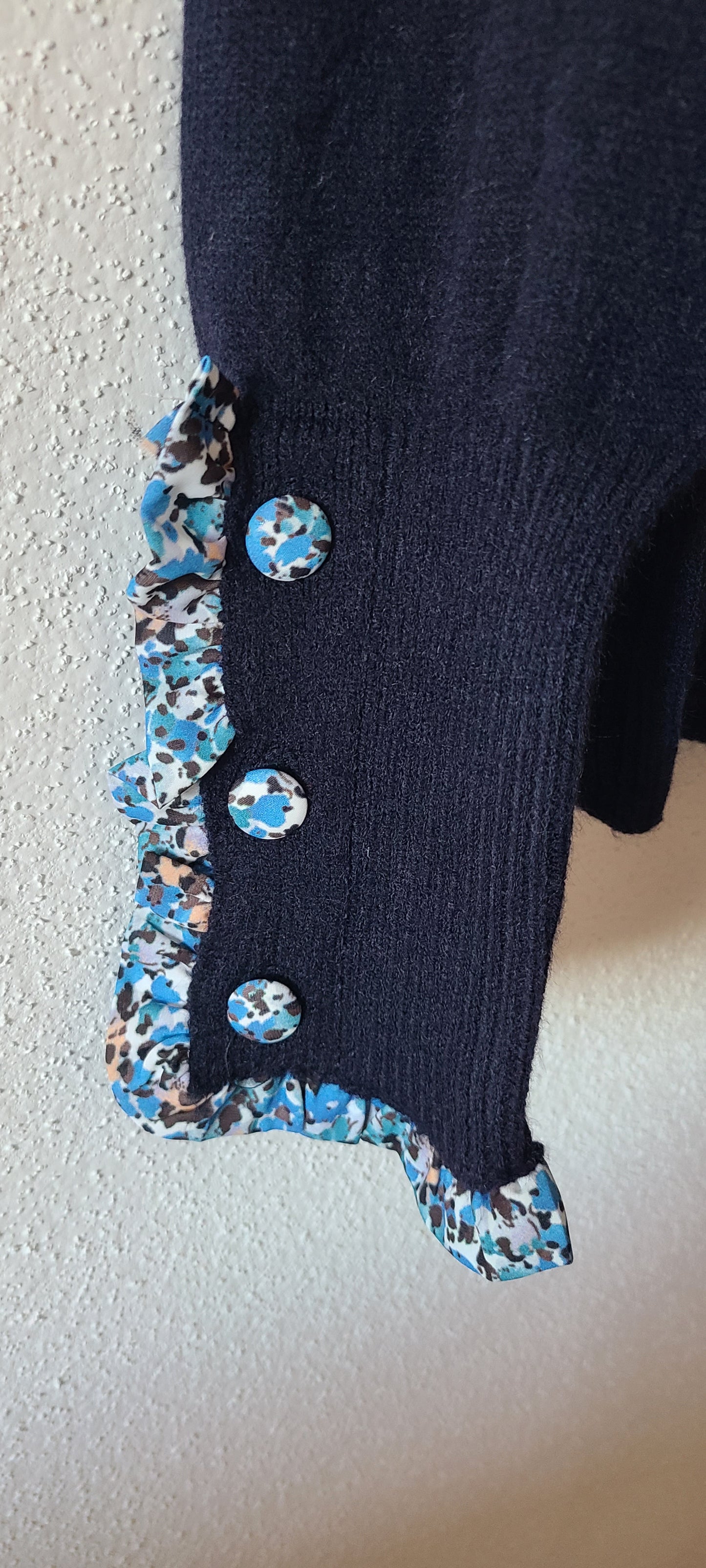 Pull CAMELIA - Détails Fleuris - Bleu Profond