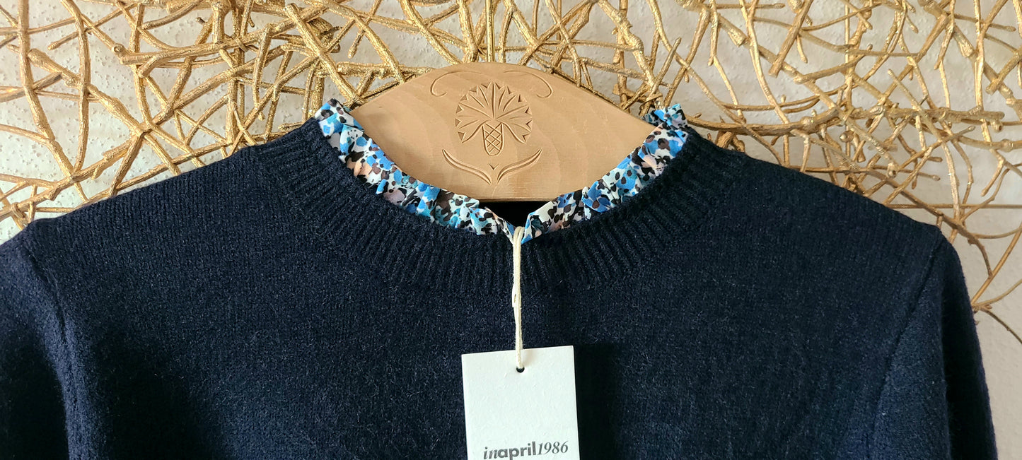 Pull CAMELIA - Détails Fleuris - Bleu Profond