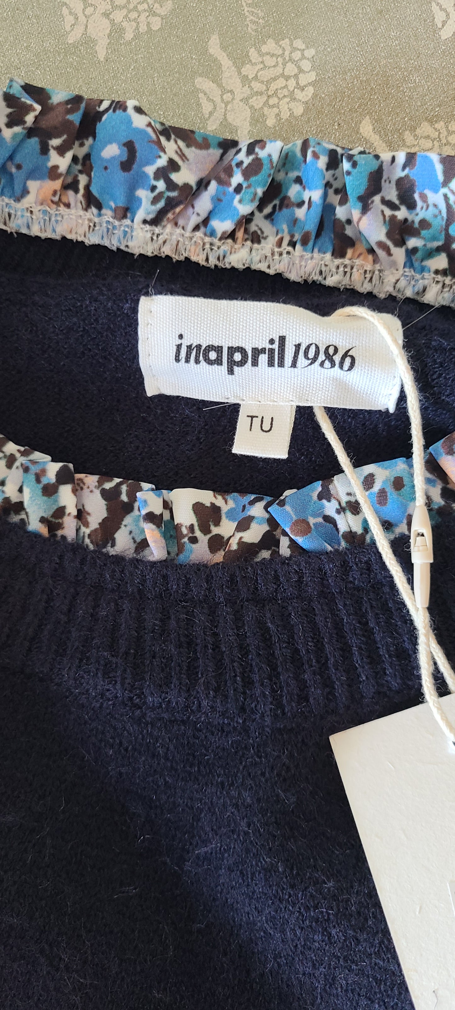 Pull CAMELIA - Détails Fleuris - Bleu Profond